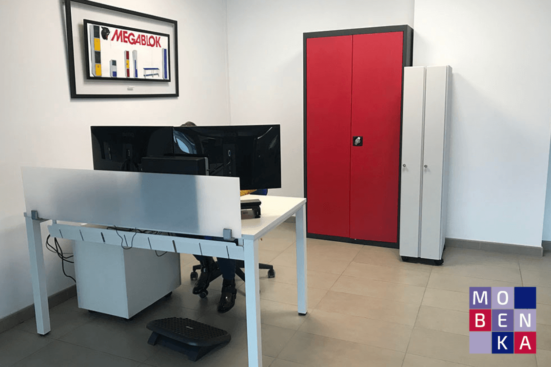 armario de limpieza ordenado